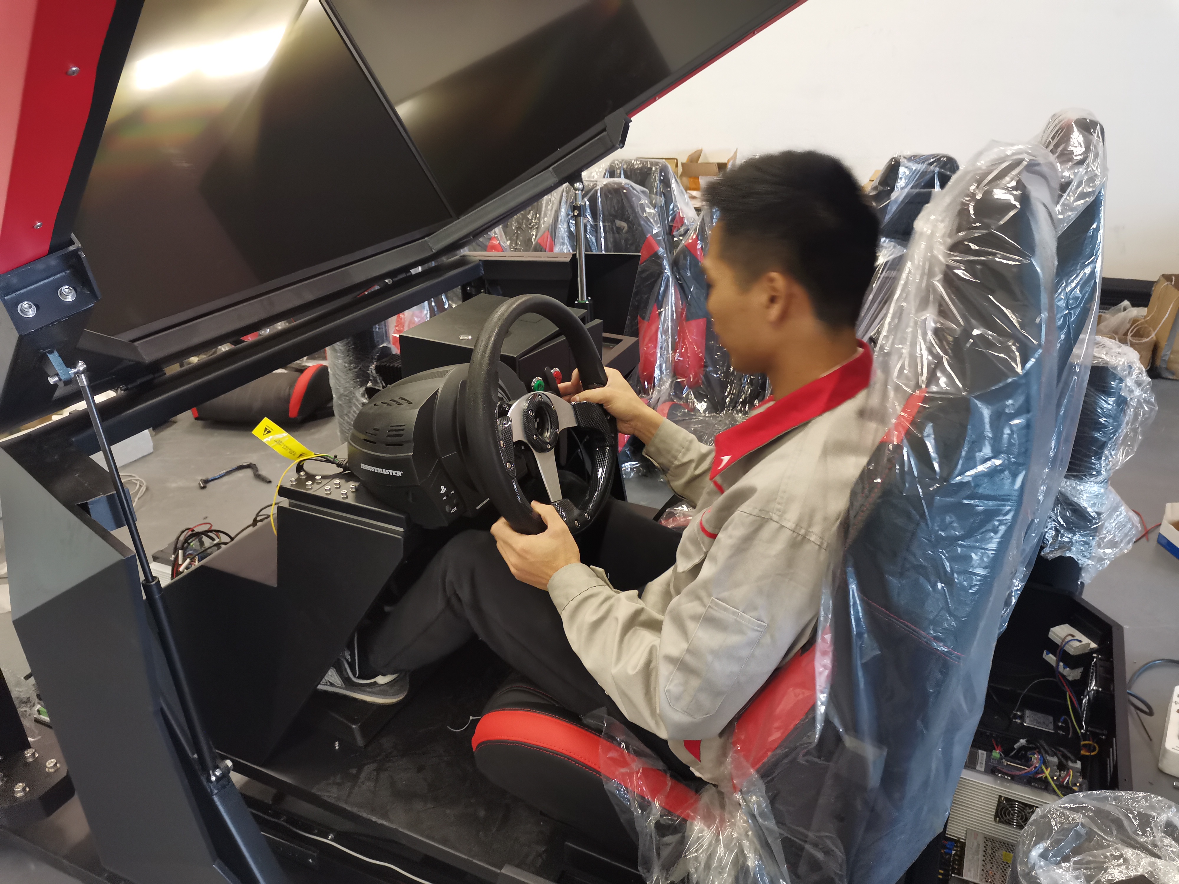 Moneda interior / VR operado en efectivo que conduce el equipo emocionante del simulador de las carreras de coches de la máquina del juego